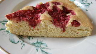 Малиновая шарлотка с малиной