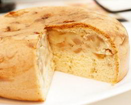 Нежная яблочная шарлотка в мультиварке