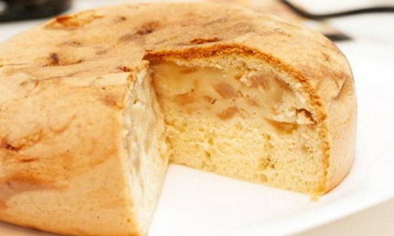 Рецепт нежной яблочной шарлотки в мультиварке