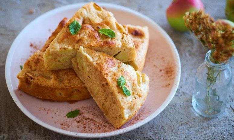 Рецепт простой яблочной шарлотки с пряностями