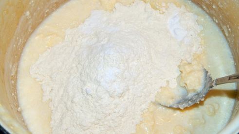 шарлотка на кефире в мультиварке