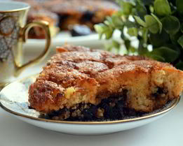 Шарлотка на манке с карамельным черносливом