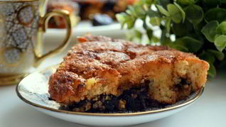 Шарлотка на манке с карамельным черносливом