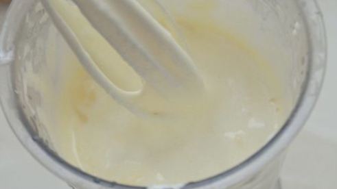 шарлотка на манке с карамельным черносливом