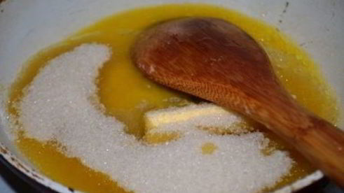 шарлотка на манке с карамельным черносливом