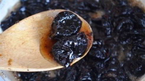 шарлотка на манке с карамельным черносливом