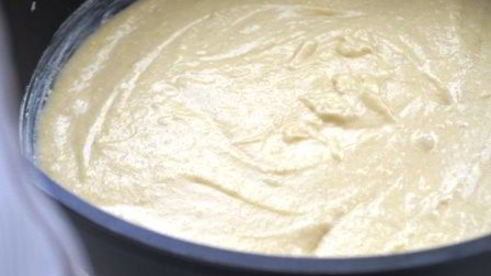 шарлотка на манке с карамельным черносливом