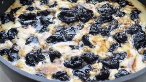 шарлотка на манке с карамельным черносливом