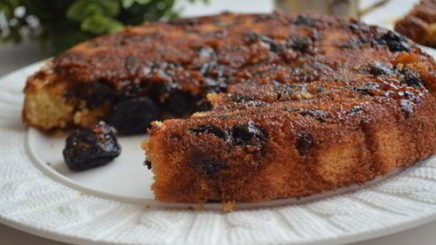 шарлотка на манке с карамельным черносливом