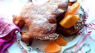 Шарлотка с ананасом и хурмой