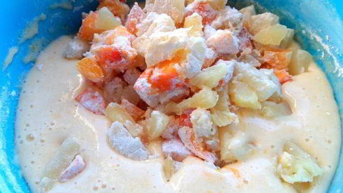 шарлотка с ананасом и хурмой