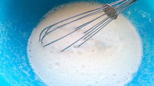 шарлотка с ананасом и хурмой