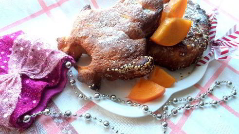 шарлотка с ананасом и хурмой