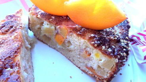 шарлотка с ананасом и хурмой