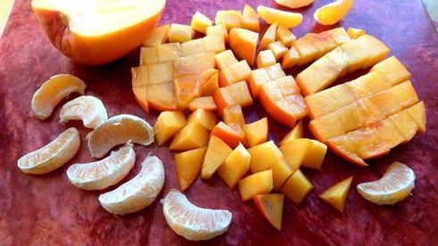 шарлотка с ананасом и хурмой