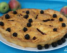 Шарлотка с ежевикой