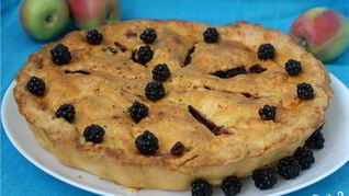 Шарлотка с ежевикой