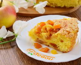 Шарлотка с курагой и яблоками