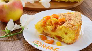 Шарлотка с курагой и яблоками