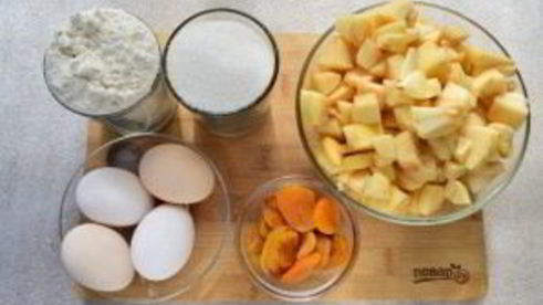 шарлотка с курагой и яблоками