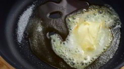 шарлотка с курагой и яблоками