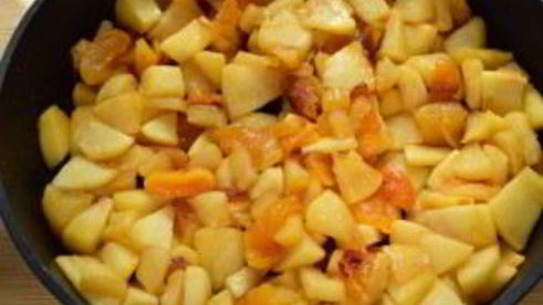 шарлотка с курагой и яблоками