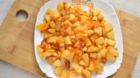 шарлотка с курагой и яблоками