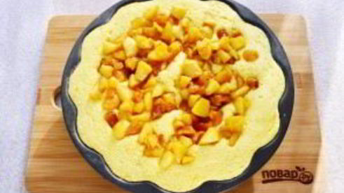 шарлотка с курагой и яблоками