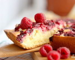 Шарлотка с малиной