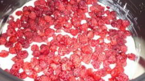 шарлотка с малиной