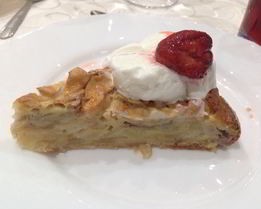 Шарлотка с мороженым и клубникой