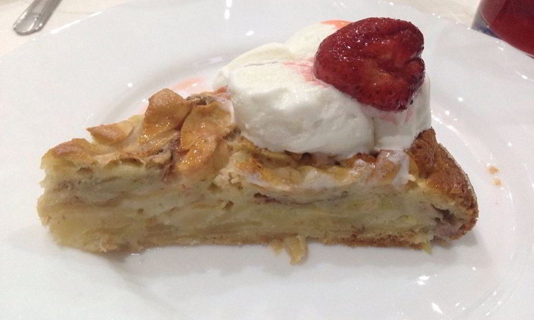 Рецепт шарлотки с мороженым и клубникой