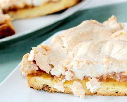 Шарлотка с яблоками и безе