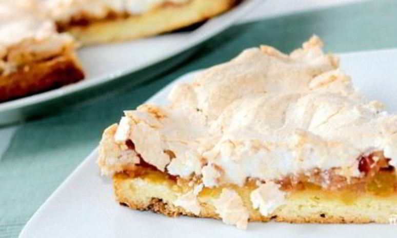 Рецепт шарлотки с яблоками и безе