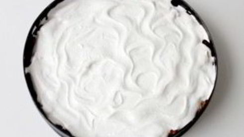 шарлотка с яблоками и безе