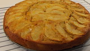 Шарлотка с яблоками и сметаной