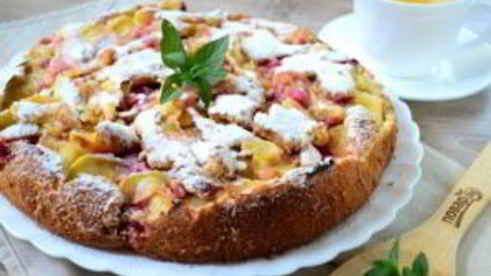 шарлотка с яблоками и вишней