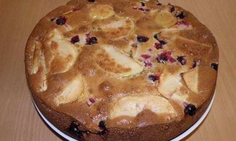 Рецепт шарлотки с яблоком и смородиной