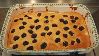 Шарлотка с ягодами