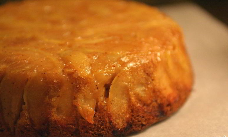 Рецепт шарлотки с замороженными яблоками