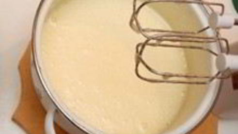 шарлотка с замороженными яблоками