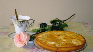 Шарлотка со сметаной с яблоками