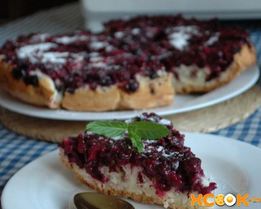 Шарлотка со смородиной