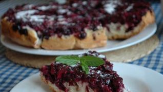 Шарлотка со смородиной