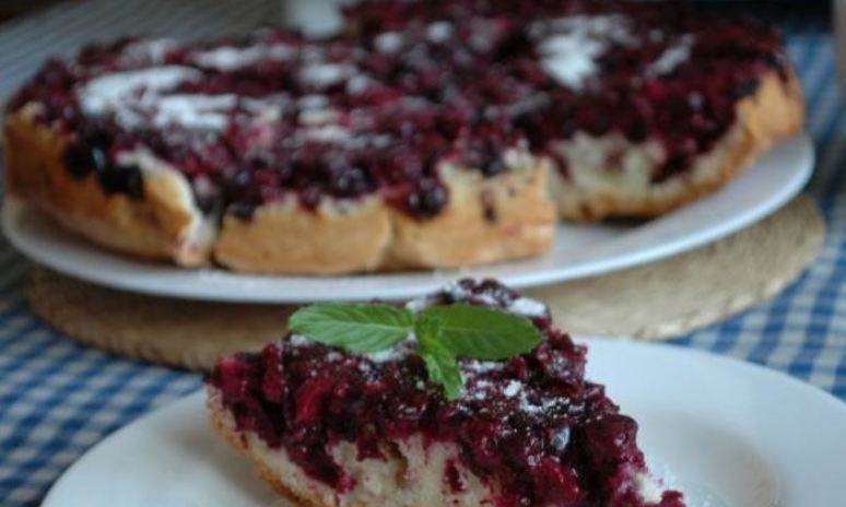 Рецепт шарлотки со смородиной