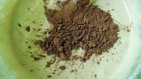 шоколадная шарлотка с яблоками и пьяной вишней