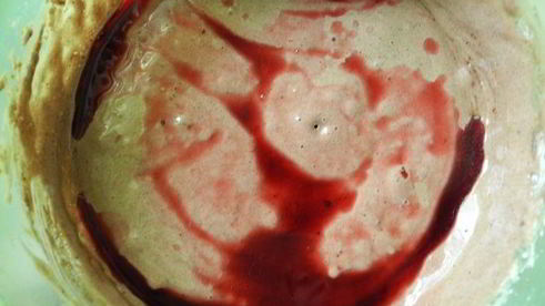 шоколадная шарлотка с яблоками и пьяной вишней