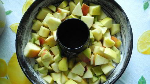 шоколадная шарлотка с яблоками и пьяной вишней