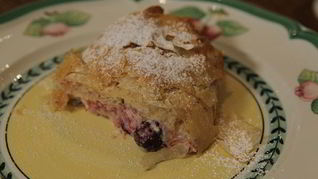 Легкий штрудель с вишней и миндалем