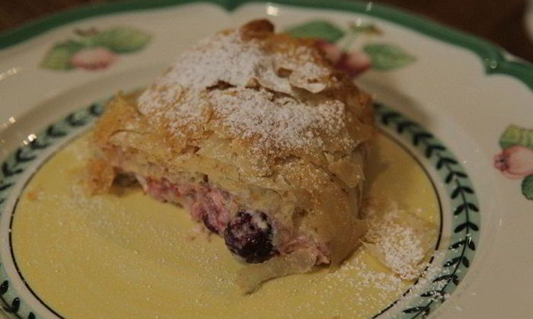 Рецепт легкого штруделя с вишней и миндалем